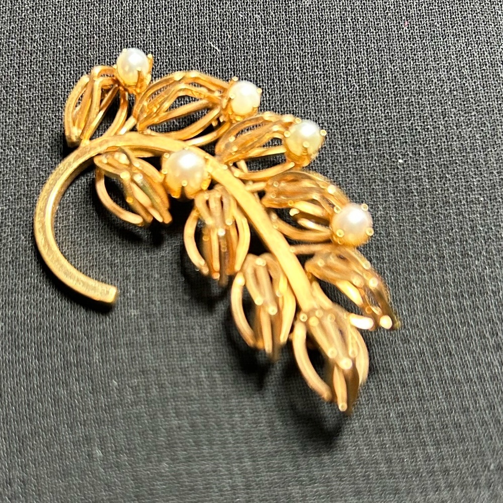 VTG Stamped 12k Gold Leaf Brooch with pearl accents. Pretty!!